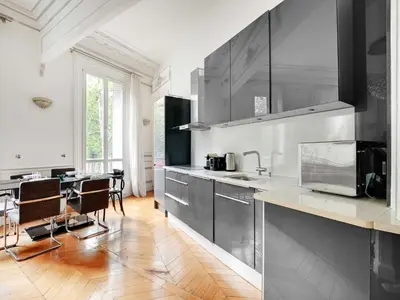 Cuisine ou kitchenette dans l'établissement Magnificent Appt - 2BD 4P - Georges V Champs-Élysées