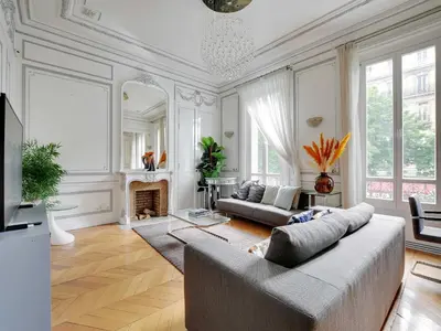 Télévision ou salle de divertissement dans l'établissement Magnificent Appt - 2BD 4P - Georges V Champs-Élysées