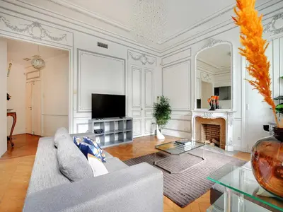 Télévision ou salle de divertissement dans l'établissement Magnificent Appt - 2BD 4P - Georges V Champs-Élysées