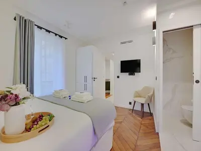 Télévision ou salle de divertissement dans l'établissement Charming apartment - 2BR 6P - Gare Saint-Lazare