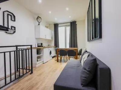 Cuisine ou kitchenette dans l'établissement Magnificent apt - 1BD 6P - Auteuil Quai de Seine