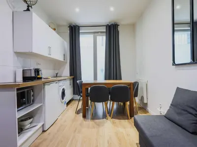 Cuisine ou kitchenette dans l'établissement Magnificent apt - 1BD 6P - Auteuil Quai de Seine