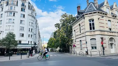 Vélo sur le terrain de l'établissement Quartier Tour-Eiffel Haussmann Art Lovers dream 1894 ou dans les environs