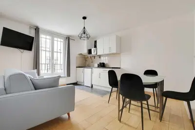 Cuisine ou kitchenette dans l'établissement Cosy apartment - 1BR-4P - Place de la Nation