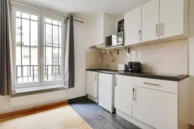 Cuisine ou kitchenette dans l'établissement Cosy apartment - 1BR-4P - Place de la Nation