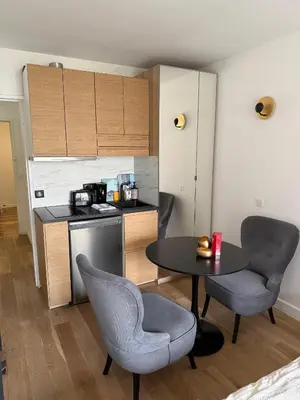 Cuisine ou kitchenette dans l'établissement Appartement cosy à Paris en métro -balcon & wifi