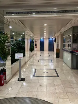 Hall ou réception de l'établissement Appartement cosy à Paris en métro -balcon & wifi
