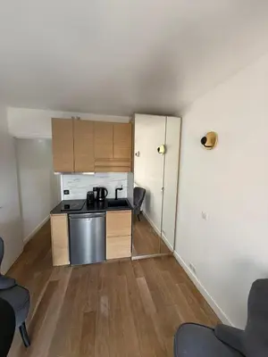 Cuisine ou kitchenette dans l'établissement Appartement cosy à Paris en métro -balcon & wifi