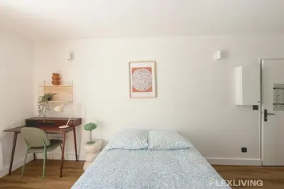 Un ou plusieurs lits dans un hébergement de l'établissement Charming 16m Studio in Paris 20 with shared terrace
