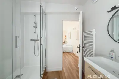 Salle de bains dans l'établissement Charming 16m Studio in Paris 20 with shared terrace