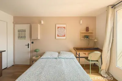 Un ou plusieurs lits dans un hébergement de l'établissement Charming 16m Studio in Paris 20 with shared terrace