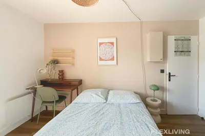Un ou plusieurs lits dans un hébergement de l'établissement Charming 16m Studio in Paris 20 with shared terrace