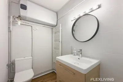 Salle de bains dans l'établissement Charming 16m Studio in Paris 20 with shared terrace