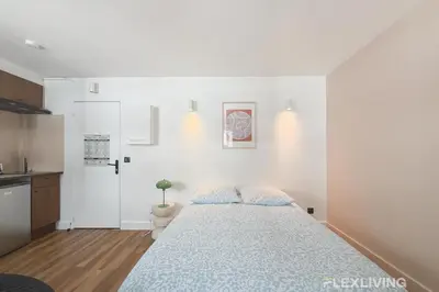 Un ou plusieurs lits dans un hébergement de l'établissement Charming 20m Studio in Paris 20 with shared terrace
