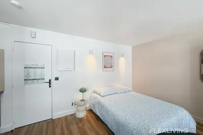 Un ou plusieurs lits dans un hébergement de l'établissement Charming 20m Studio in Paris 20 with shared terrace