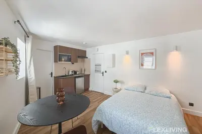 Un ou plusieurs lits dans un hébergement de l'établissement Charming 20m Studio in Paris 20 with shared terrace