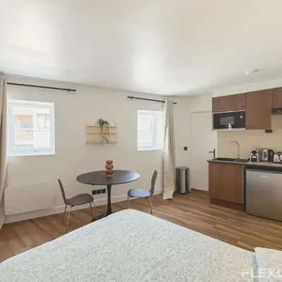 Charming 20m Studio in Paris 20 with shared terrace