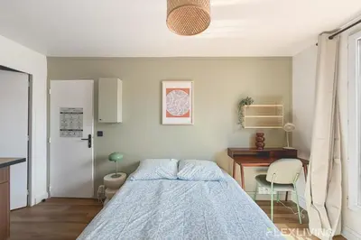 Un ou plusieurs lits dans un hébergement de l'établissement Charming 16m Studio in Paris 20 with shared terrace