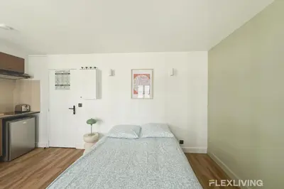 Un ou plusieurs lits dans un hébergement de l'établissement Charming 20m Studio in Paris 20 with shared terrace