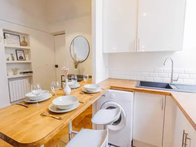 Cuisine ou kitchenette dans l'établissement Quiet apartment 1BR 4P - Place des Victoires