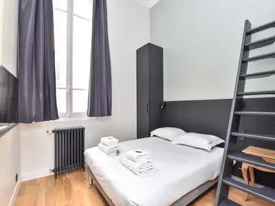 Un ou plusieurs lits dans un hébergement de l'établissement Charming apartment - 2BR 7P - Arc de Triomphe