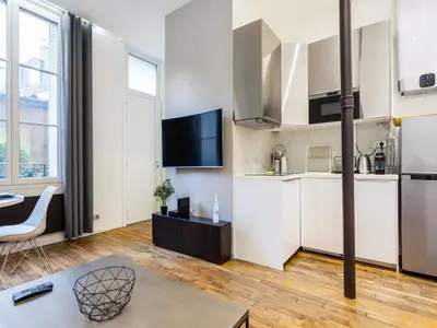 Cuisine ou kitchenette dans l'établissement Cozy apartment - 1BR 4P - Trocadéro Eiffel Tower