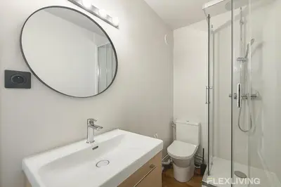 Salle de bains dans l'établissement Charming 16m Studio in Paris 20 with shared terrace