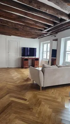 Télévision ou salle de divertissement dans l'établissement Elegant Haussmann apartment 50m G Lafayette