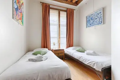 Un ou plusieurs lits dans un hébergement de l'établissement Duplex Atypique 3 chambres au coeur du Marais