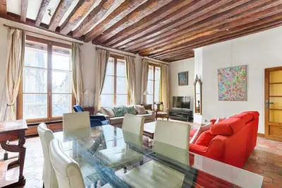 Coin salon dans l'établissement Duplex Atypique 3 chambres au coeur du Marais