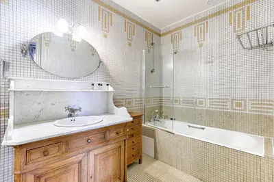 Salle de bains dans l'établissement Duplex Atypique 3 chambres au coeur du Marais