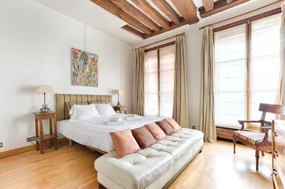 Un ou plusieurs lits dans un hébergement de l'établissement Duplex Atypique 3 chambres au coeur du Marais