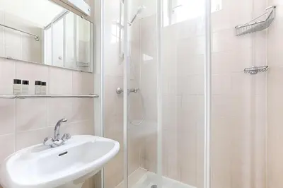 Salle de bains dans l'établissement Duplex Atypique 3 chambres au coeur du Marais