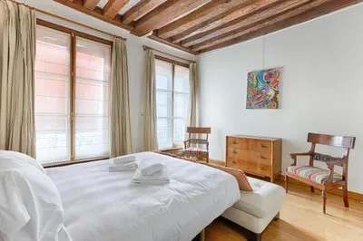 Un ou plusieurs lits dans un hébergement de l'établissement Duplex Atypique 3 chambres au coeur du Marais
