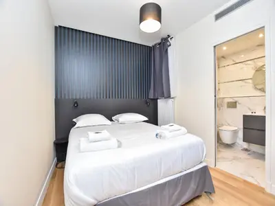 Un ou plusieurs lits dans un hébergement de l'établissement Authentic apartment - 2BR 6P - near Opéra Garnier
