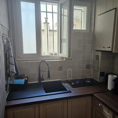 Cuisine ou kitchenette dans l'établissement Charmant appartement à Paris Metro Nations