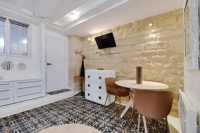 Télévision ou salle de divertissement dans l'établissement Comfortable studio for 2 near Bastille