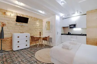 Cuisine ou kitchenette dans l'établissement Comfortable studio for 2 near Bastille