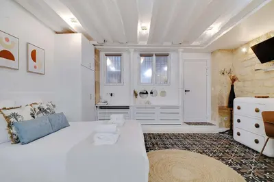 Télévision ou salle de divertissement dans l'établissement Comfortable studio for 2 near Bastille