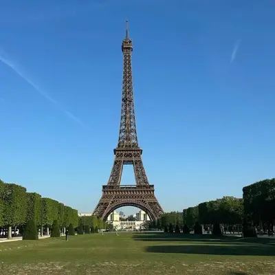 A proximité immédiate de la Tour Eiffel