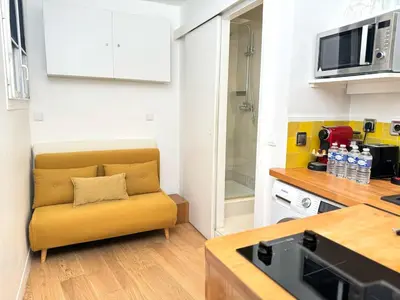 Cuisine ou kitchenette dans l'établissement Charming Studio Heart of historic Paris Le Marais