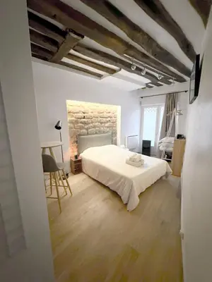 Un ou plusieurs lits dans un hébergement de l'établissement Charming Studio Heart of historic Paris Le Marais