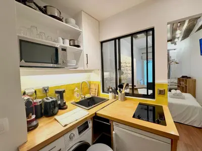 Cuisine ou kitchenette dans l'établissement Charming Studio Heart of historic Paris Le Marais