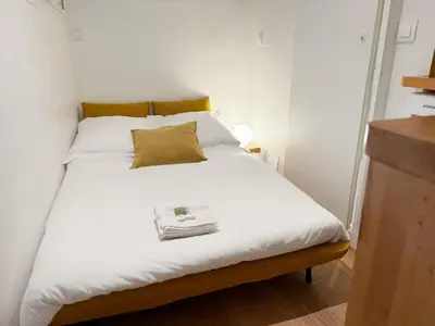 Un ou plusieurs lits dans un hébergement de l'établissement Charming Studio Heart of historic Paris Le Marais