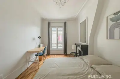 Un ou plusieurs lits dans un hébergement de l'établissement Spacious 3-bedroom apartment in Paris 14 - Alésia