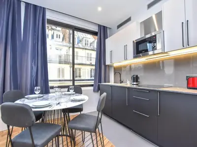 Cuisine ou kitchenette dans l'établissement Bright apartment - 1BR 4P - near Opéra Garnier