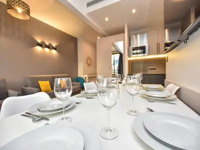 Cuisine ou kitchenette dans l'établissement Authentic apartment - 2BR 8P - near Opéra Garnier