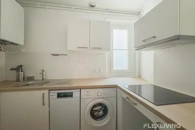 Cuisine ou kitchenette dans l'établissement Spacieux appartement 4 chambres à Alésia
