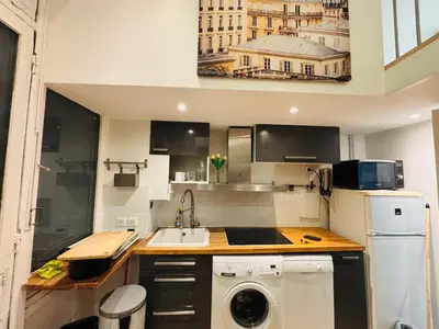 Cuisine ou kitchenette dans l'établissement Cozy loft near the Marais district