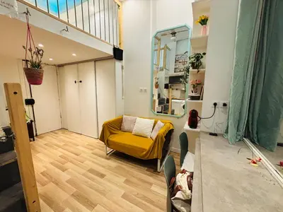 Coin salon dans l'établissement Cozy loft near the Marais district